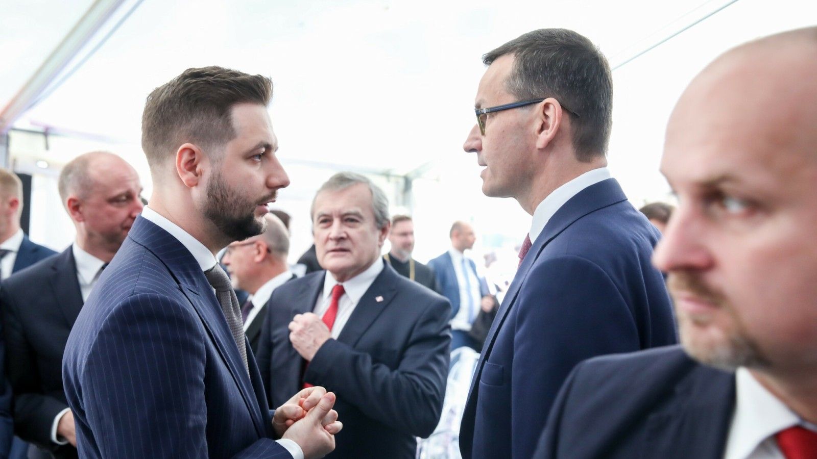 „Maślarze” kontra „harcerze”. PiS w stanie wewnętrznej wojny