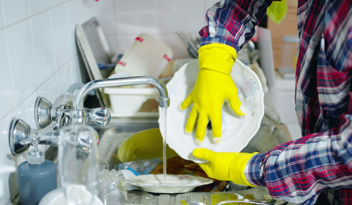 Mycie porcelanowego talerzyka.png