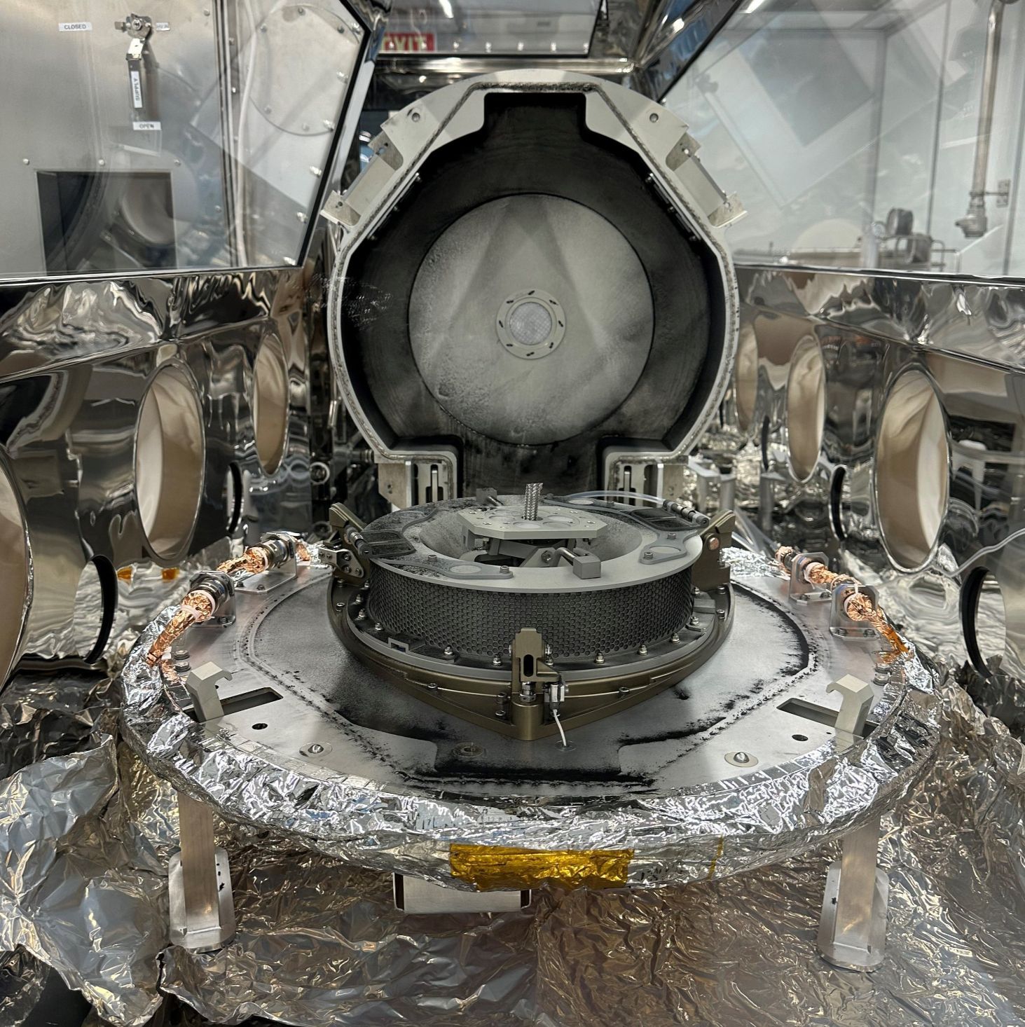 Otwarta wierzchnia część kapsuły z misji OSIRIS-REx, która ujawnia pył i cząstki z planetoidy Bennu