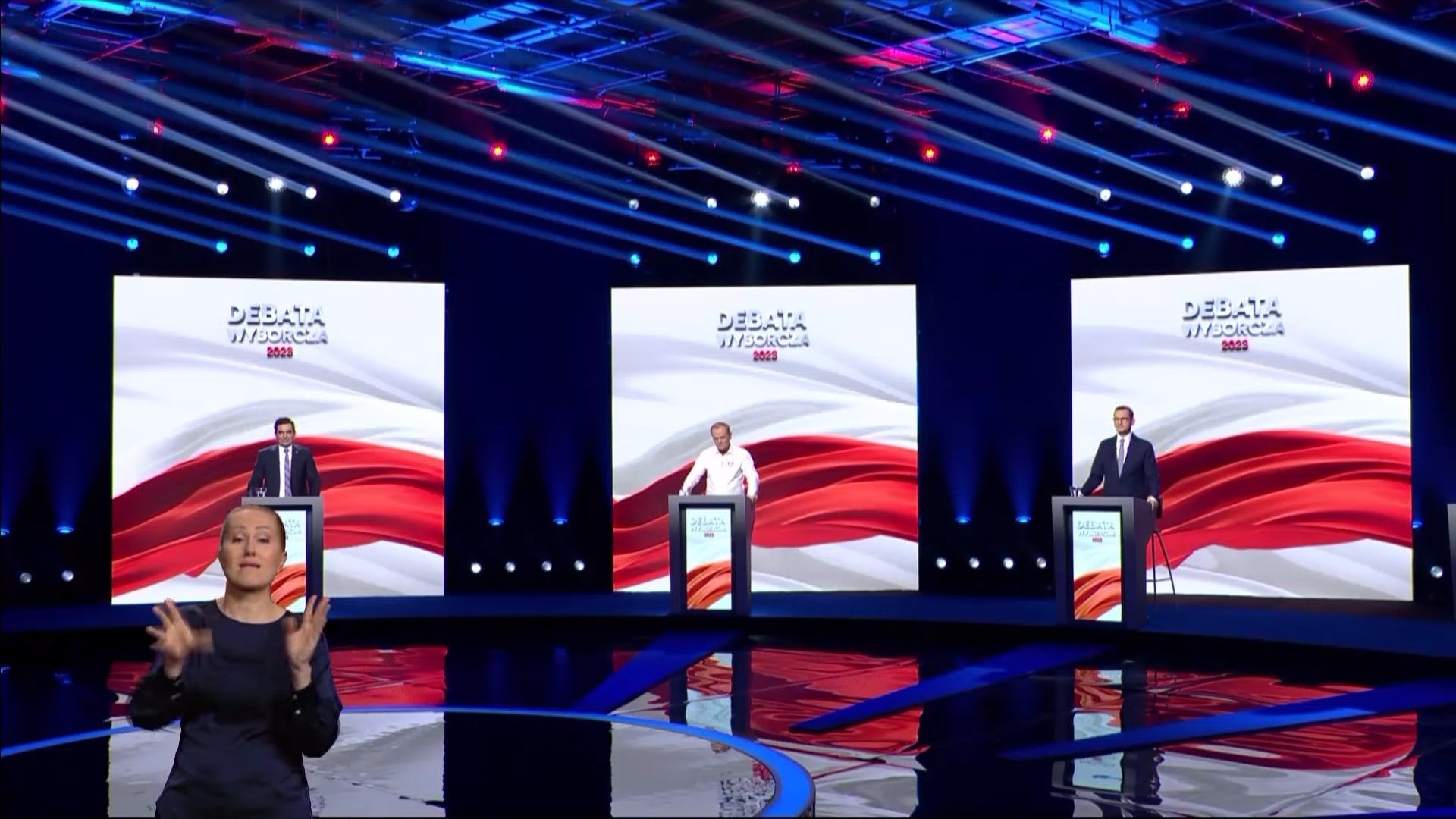 Na debacie zasugerowano, że dolano czegoś do szklanki, fot. kadr z „Debaty wyborczej” w 2023 roku 2.jpg