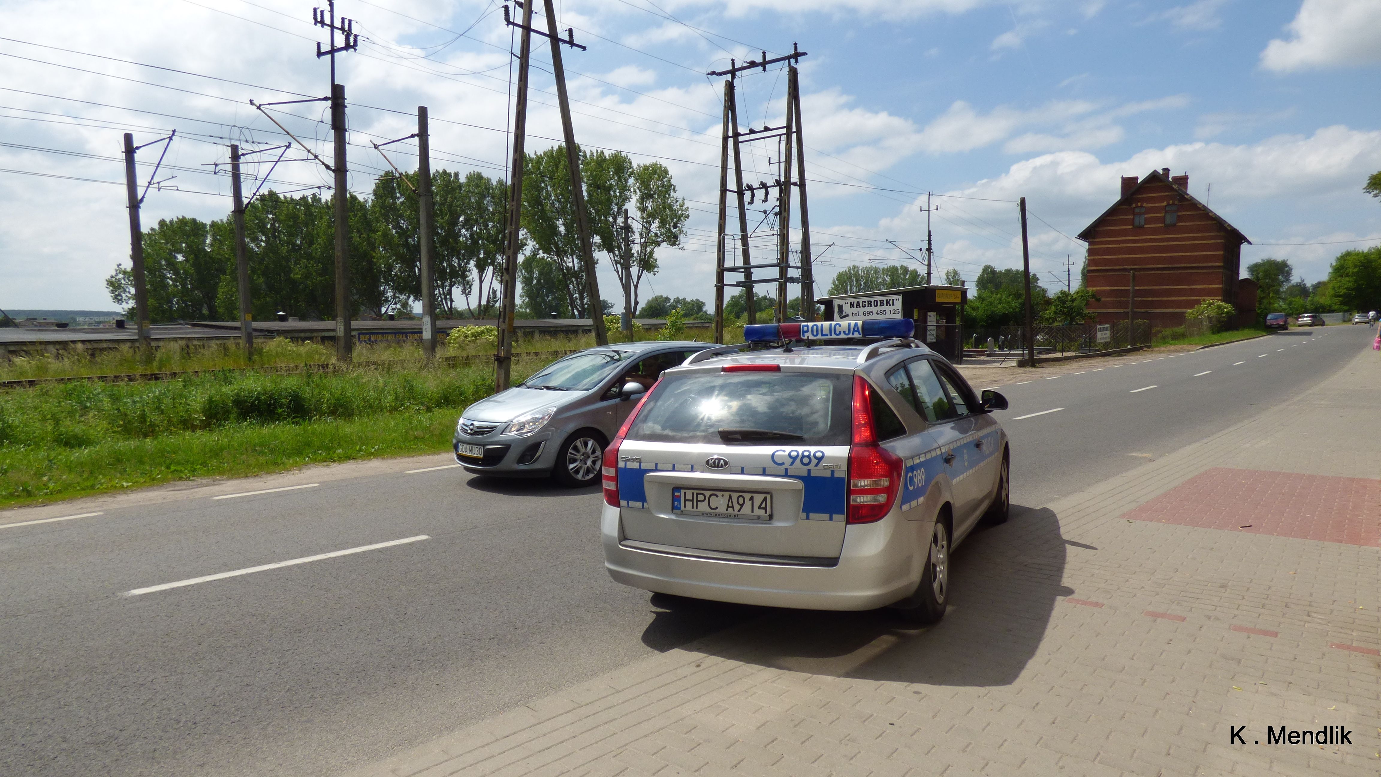 Radiowóz policji i zatrzymany samochód