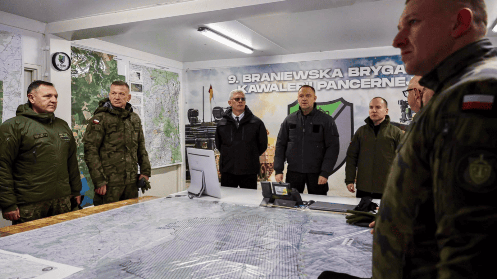 Wystarczyło jedno zdjęcie z Nawrockim i rozpętała się burza. Generałowie oburzeni