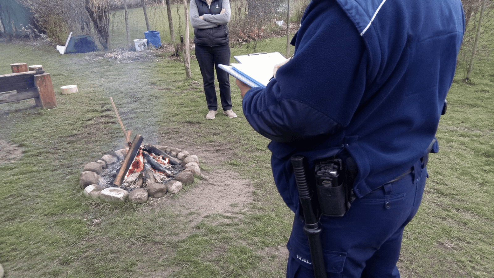 Nawet 5000 zł mandatu za ognisko na działce w 2026 fot. Gemini