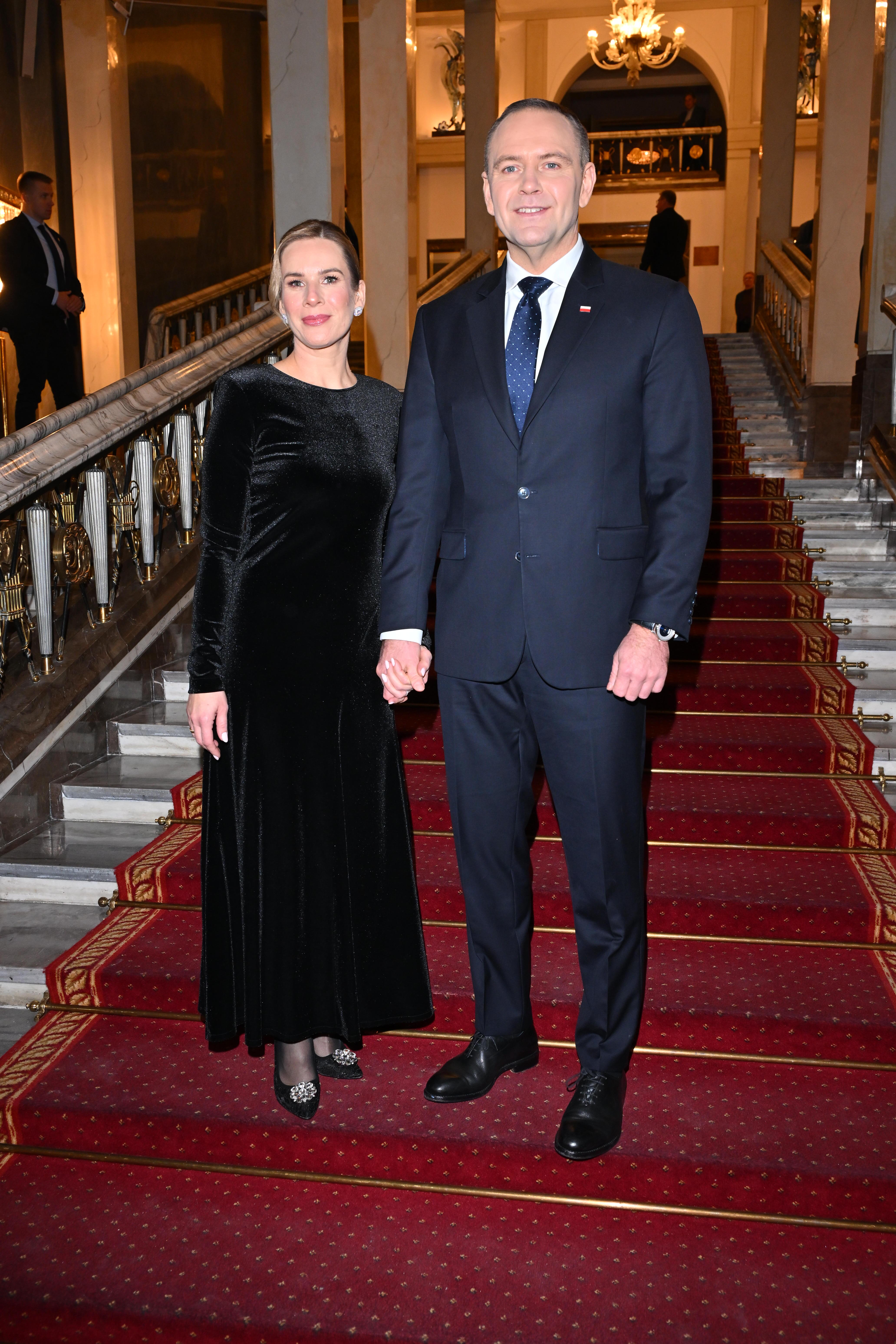 Nagle na imprezie pojawili się Nawroccy. Takie kreacje zadały im szyku