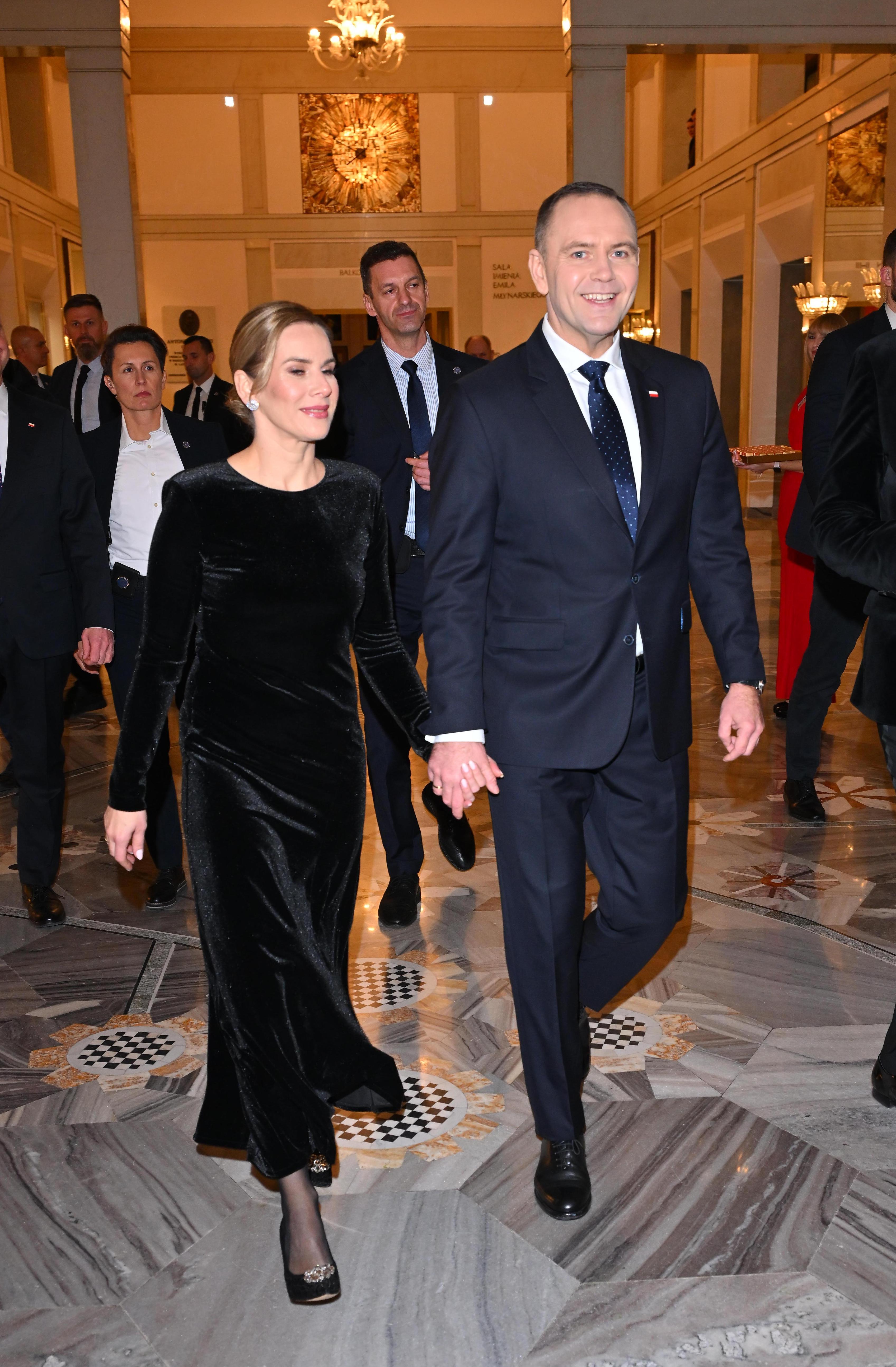 Nagle na imprezie pojawili się Nawroccy. Takie kreacje zadały im szyku