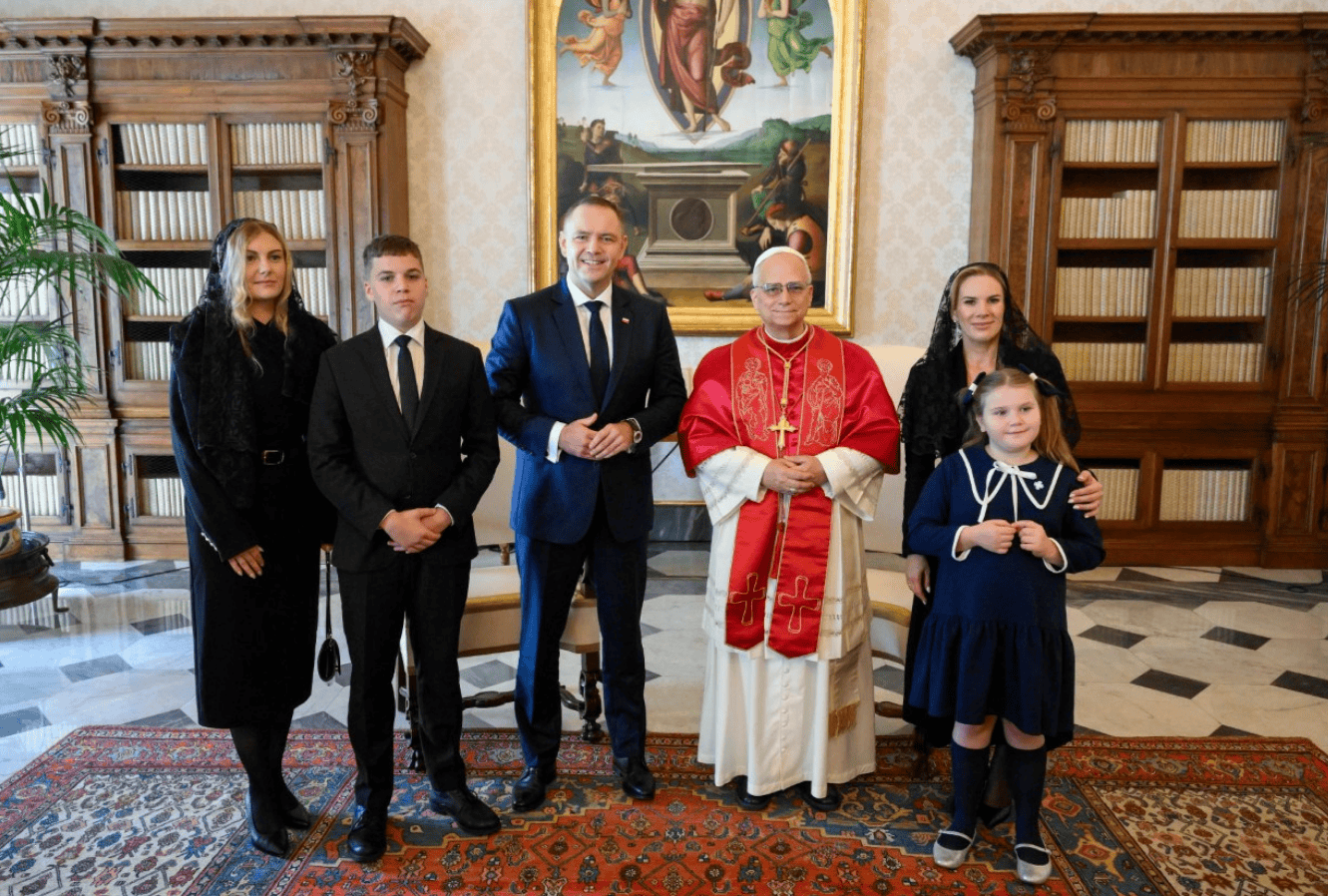 Kasia Nawrocka skradła całą uwagę podczas wizyty u papieża. Wszyscy patrzyli na córkę prezydenta
