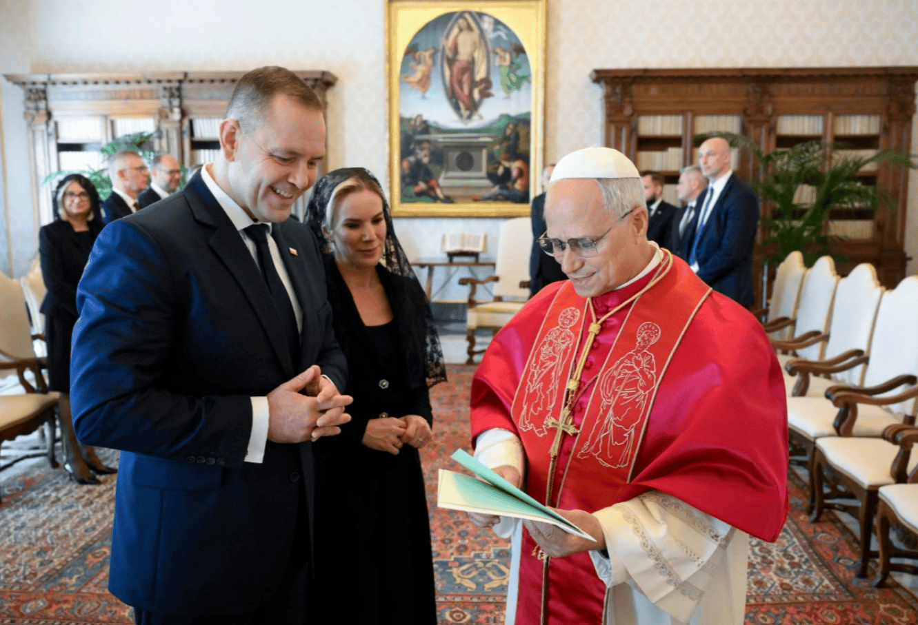 Nawrocki nie pojechał do papieża z pustymi rękami. To wręczył mu, gdy patrzył na nich cały świat