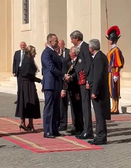 Od razu ocenili stylizację Nawrockiej u papieża. Huczy o błędach