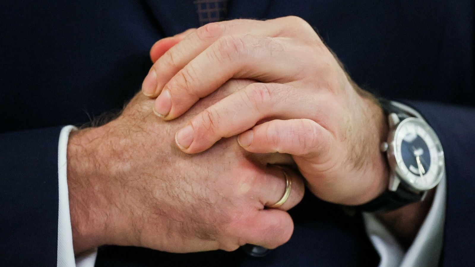 To na ręku nosi Karol Nawrocki. Nie tylko obrączka, ta ozdoba ma szczególne znaczenie