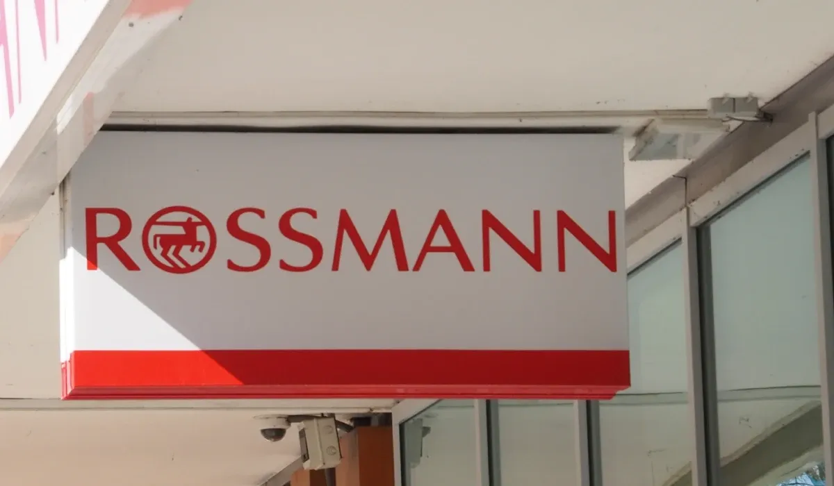 Szyld sklepu Rossmann w galerii handlowej