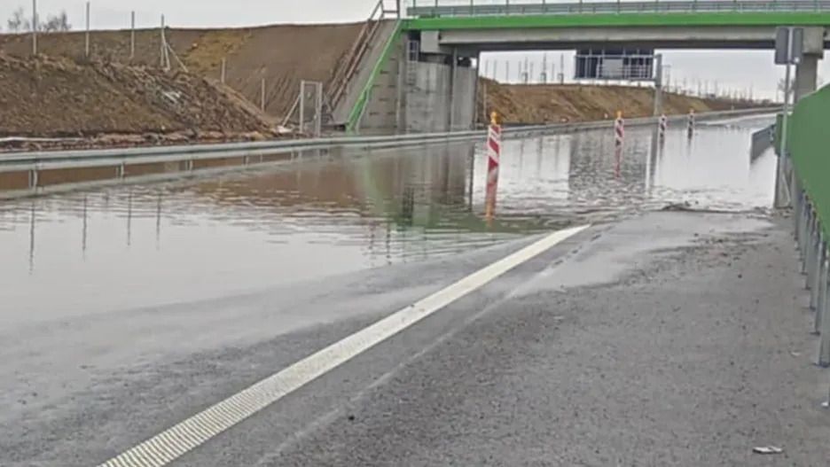 Droga ekspresowa S6 pod wodą. Kierowcy stoją w korkach. Poważne utrudnienia
