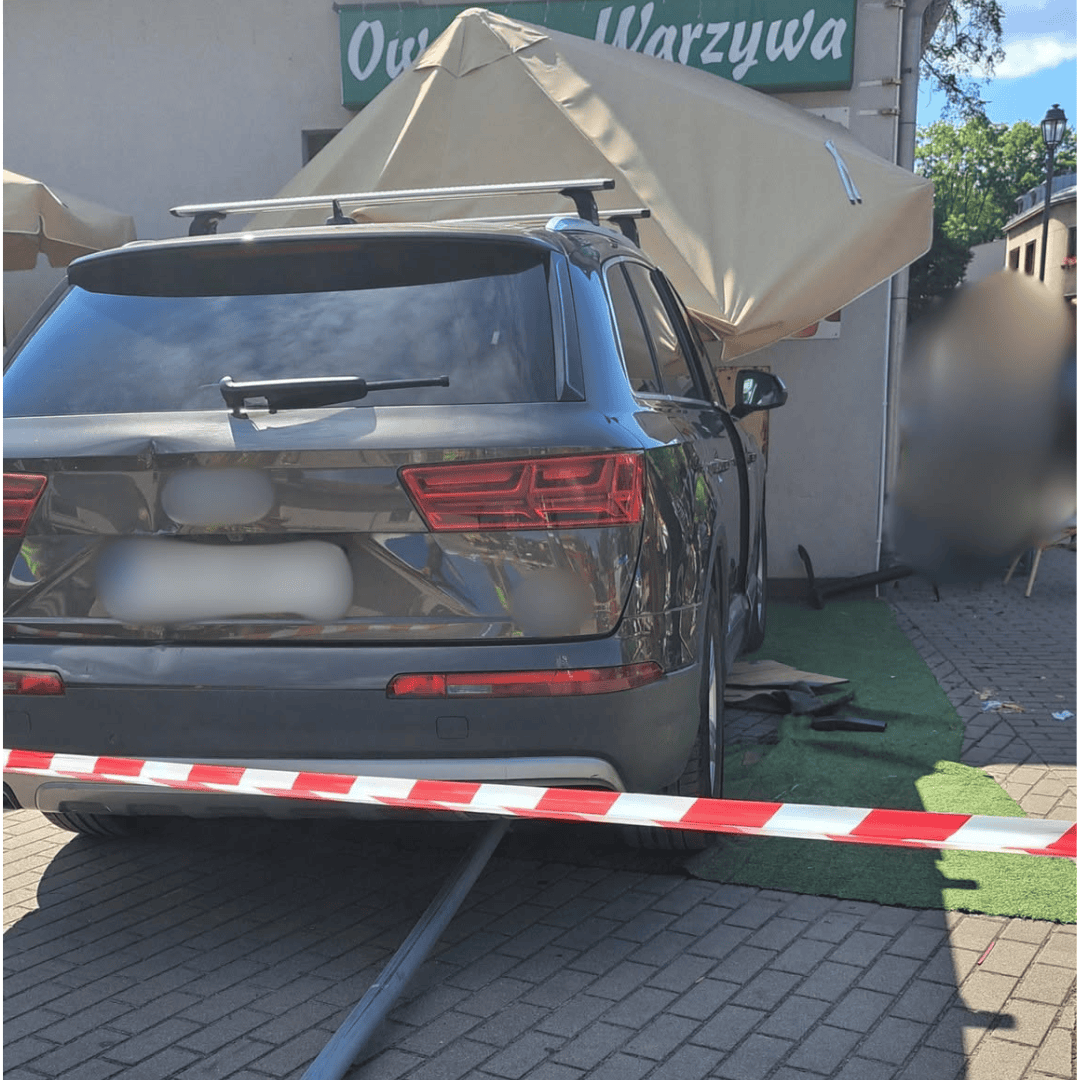 Samochód wjechał w ogródek lodziarni. Trzy osoby ranne