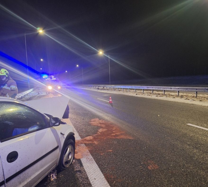 Dramatyczny wypadek na S6. Auto doszczętnie rozbite. Akcja służb ratunkowych. Jest apel