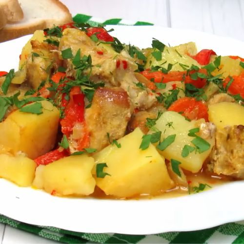 Pakuję mięso i warzywa do rękawa, wlewam sos i wkładam do piekarnika. Taki obiad to hit w moim domu