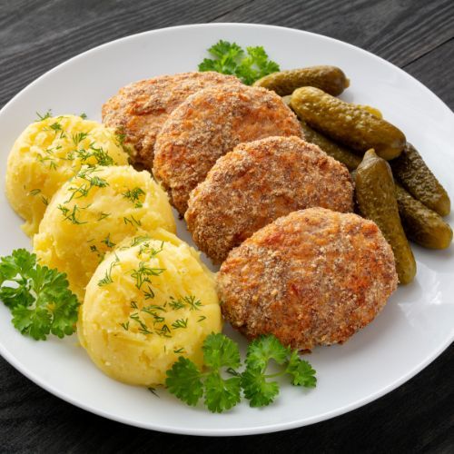 Obierz i wrzuć do masy na mielone. Latem zawsze robię takie kotlety, są obłędne