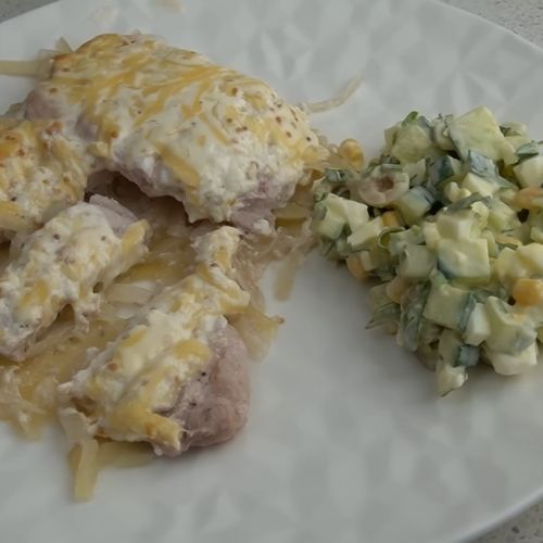 Ułóż schab na posiekanej cebuli. Wyjdzie smaczniej, niż klasyczne kotlety