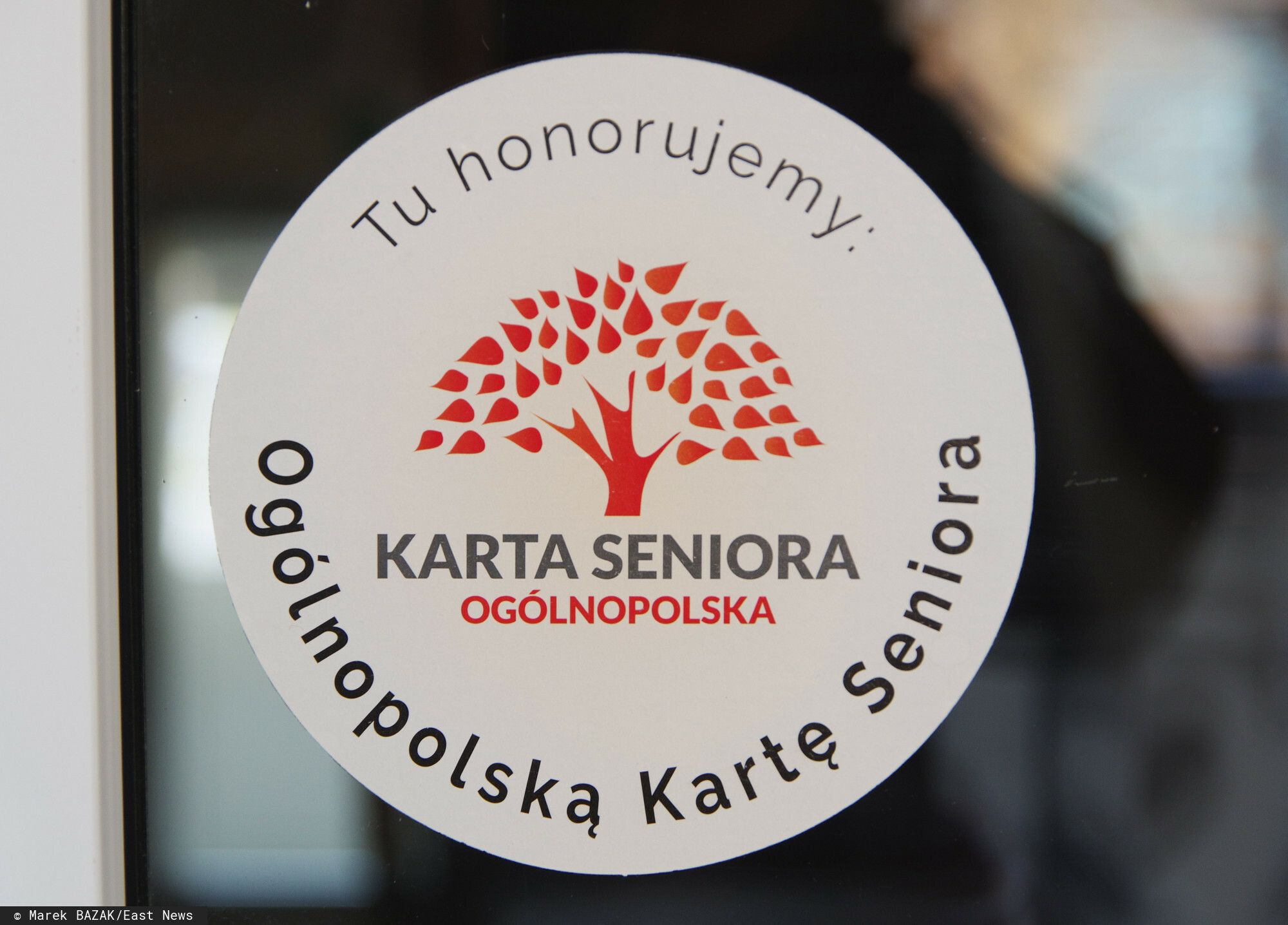 Ten dokument oznacza zniżki na zakupy w całej Polsce. Korzystają seniorzy, wystarczy okazać kartę