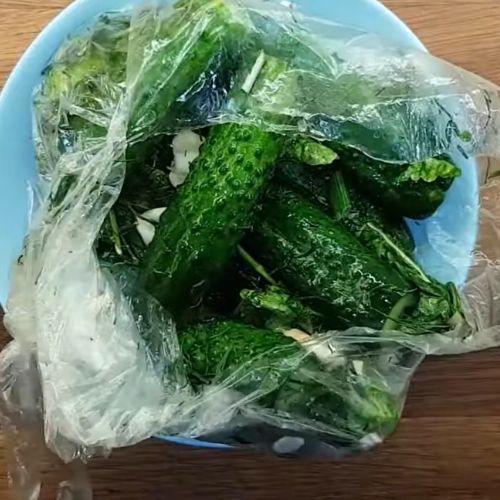 Zrobił ogórki małosolne na sucho i z zalewą. Od razu powiedział, które lepsze