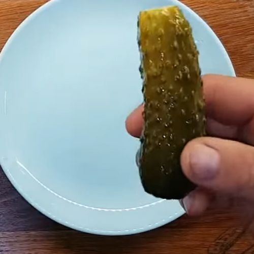 Zrobił ogórki małosolne na sucho i z zalewą. Od razu powiedział, które lepsze