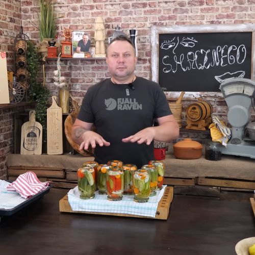 Strzelczyk pakuje ogórki do słoików i wlewa octową zalewę. Ten przepis to złoto