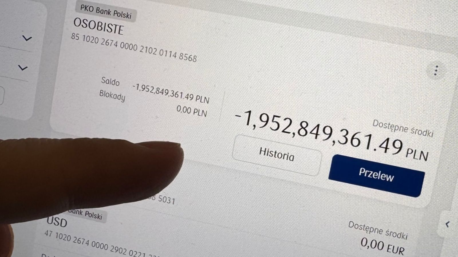 Otworzył aplikację banku i zobaczył minus 1,9 mld zł. Niesłychane, jak zareagował na to bank
