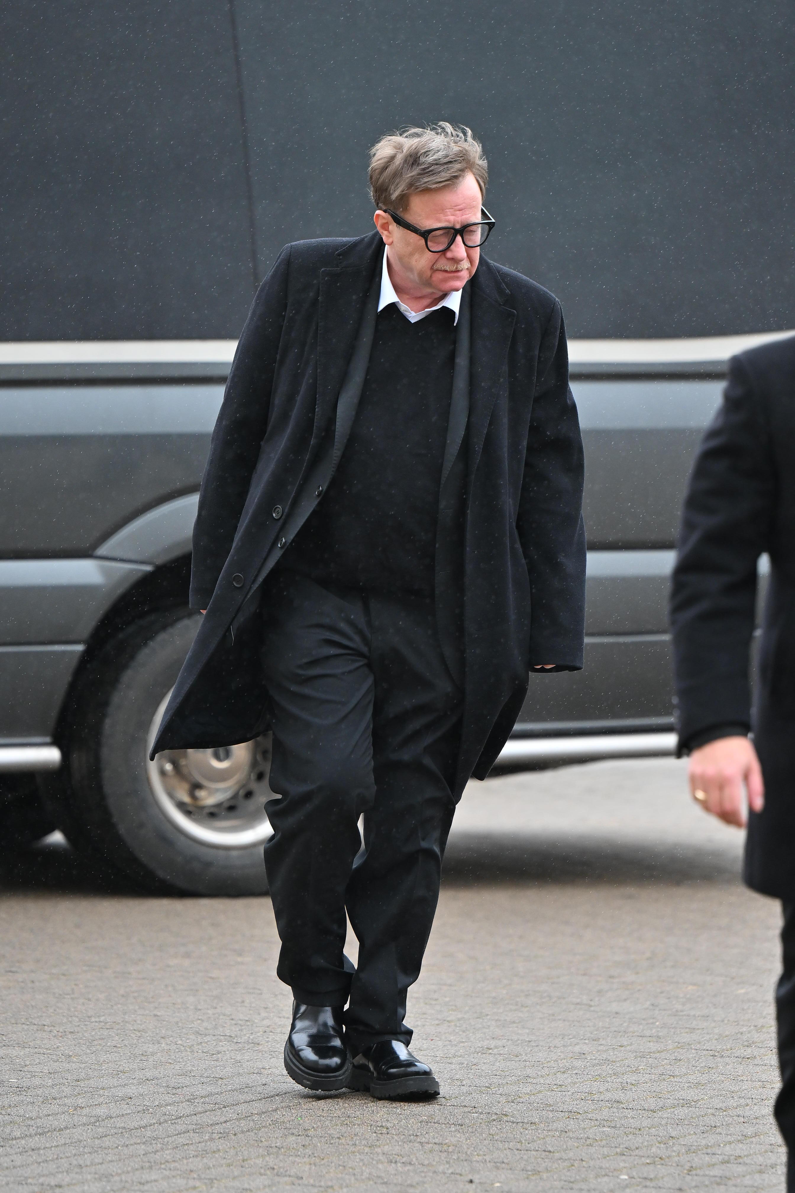 Załamany syn Edwarda Linde-Lubaszenko wparował na pogrzeb. Nawet nie spojrzał na żałobników