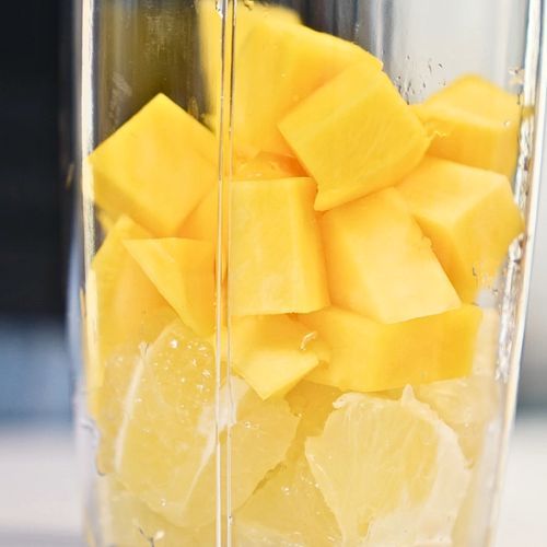 Weź banana, ananasa, 2 inne owoce i wrzuć do blendera. Wyjdzie z tego coś pysznego