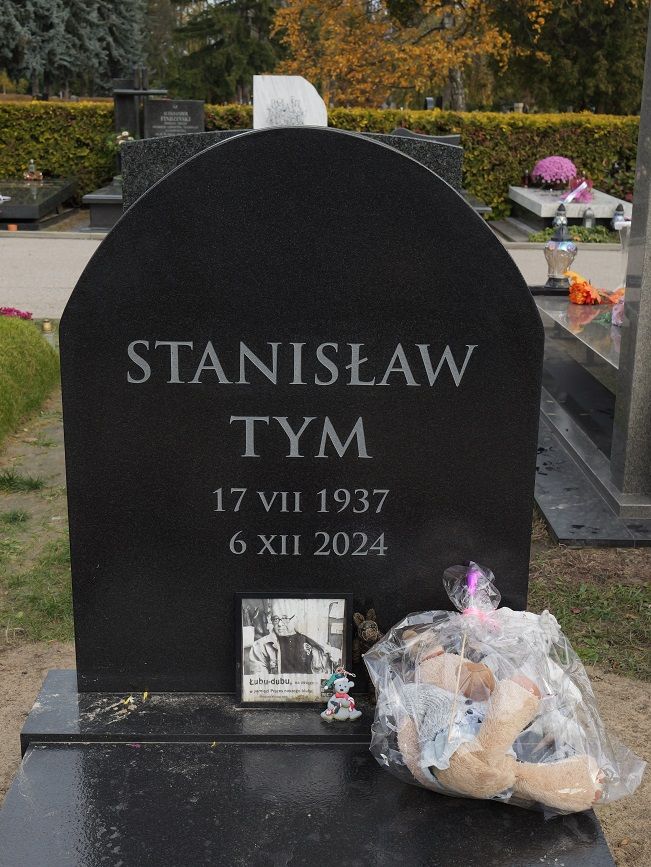 Widok grobu Stanisława Tyma porusza do łez. Od jednego elementu trudno oderwać wzrok