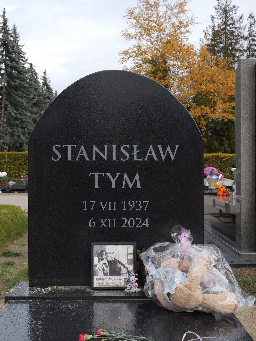 Widok grobu Stanisława Tyma porusza do łez. Od jednego elementu trudno oderwać wzrok