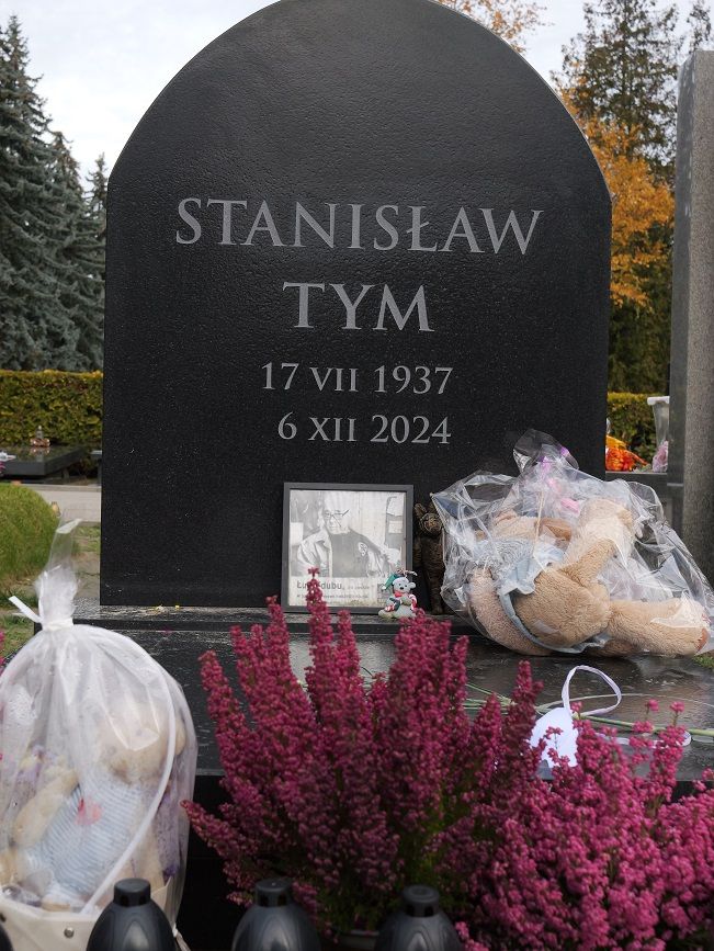 Widok grobu Stanisława Tyma porusza do łez. Od jednego elementu trudno oderwać wzrok