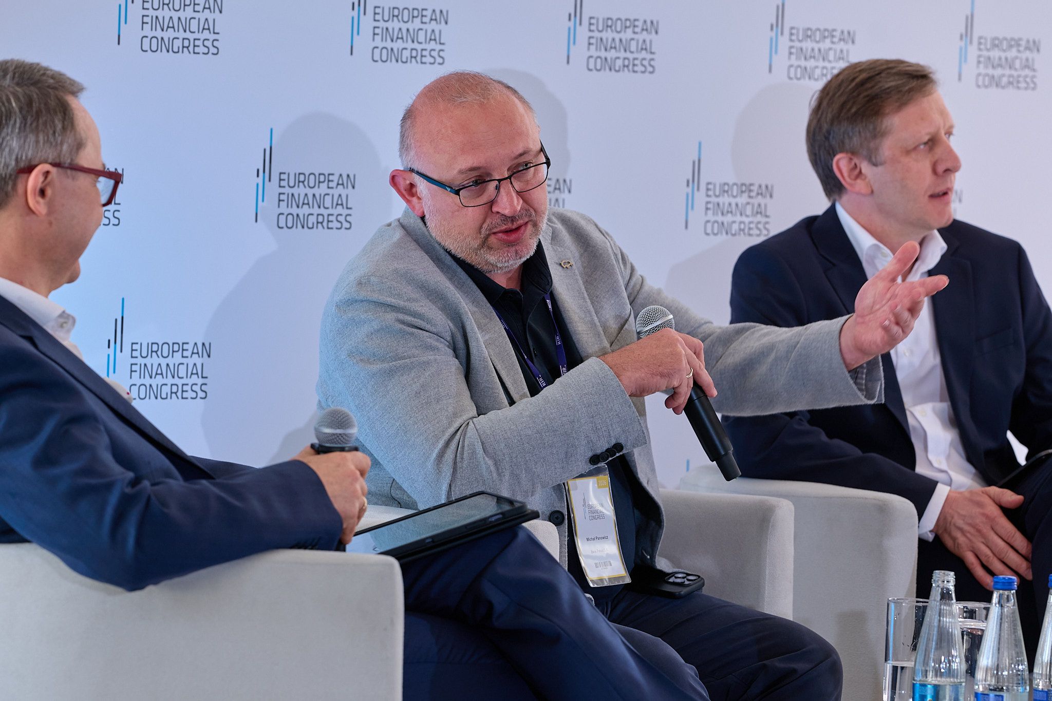 Bank, który wie, kiedy zamilknąć. Co eksperci mówią o sztucznej inteligencji w bankowości?