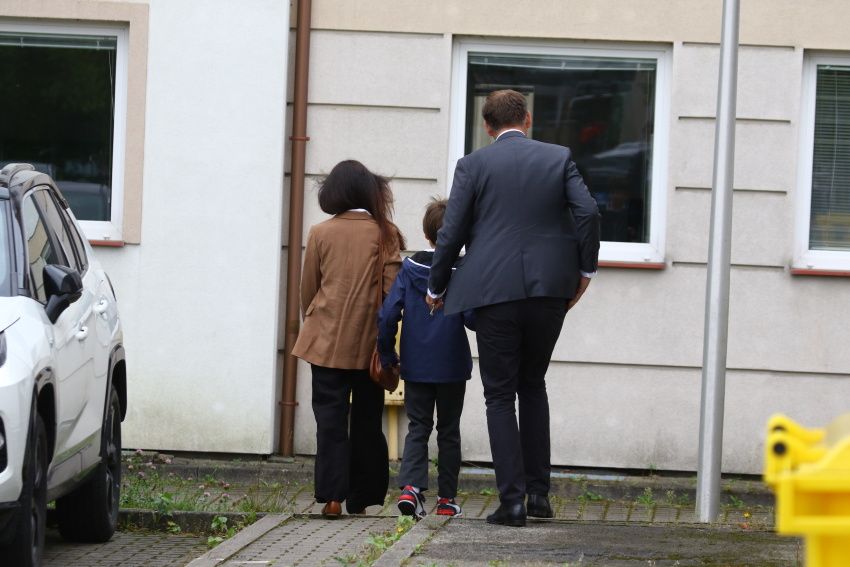 Przyłapaliśmy Martę Kaczyńską z mężem i synem na rozpoczęciu roku szkolnego
