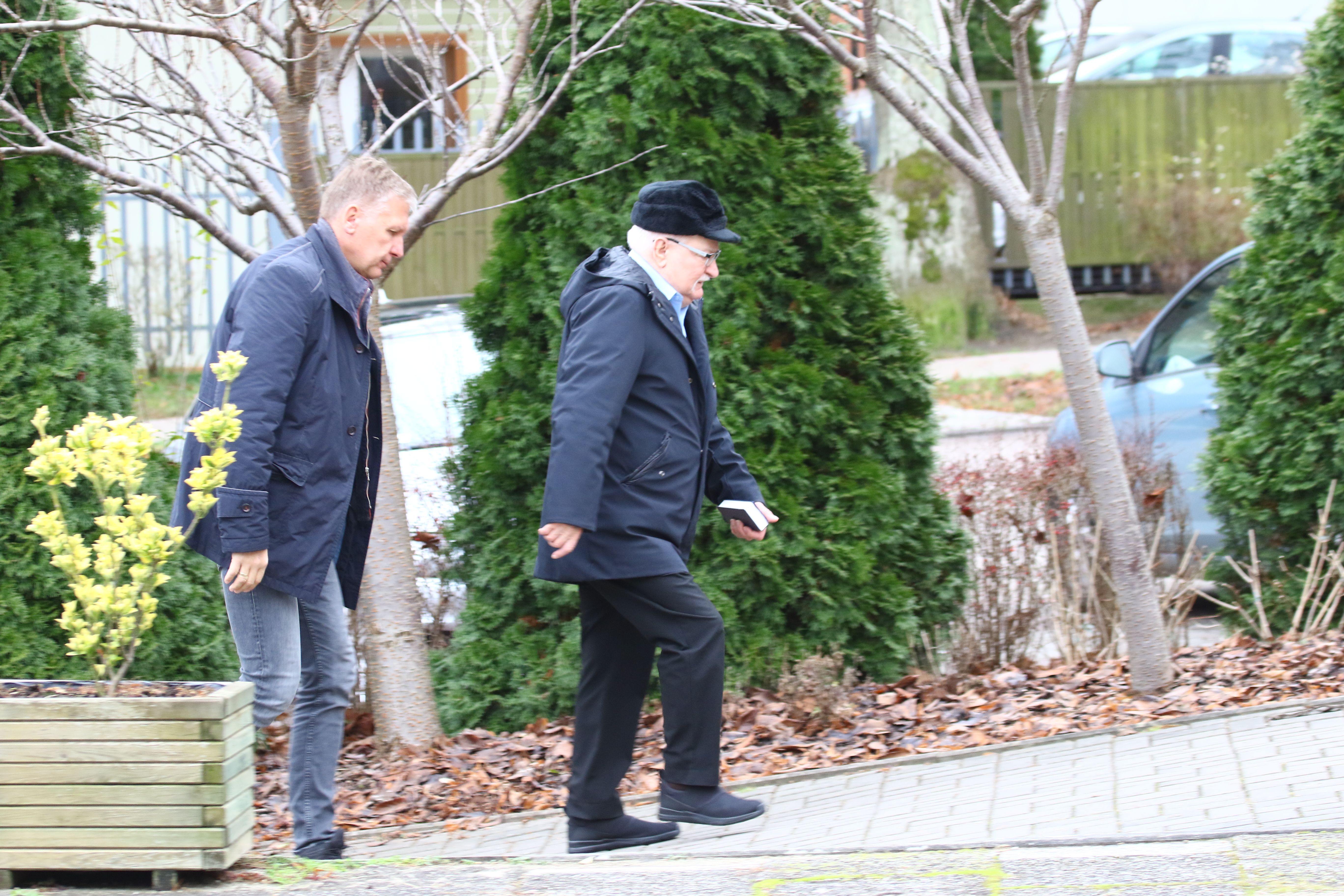 Przyłapaliśmy Lecha Wałęsę. "Grymas bólu" w Kościele