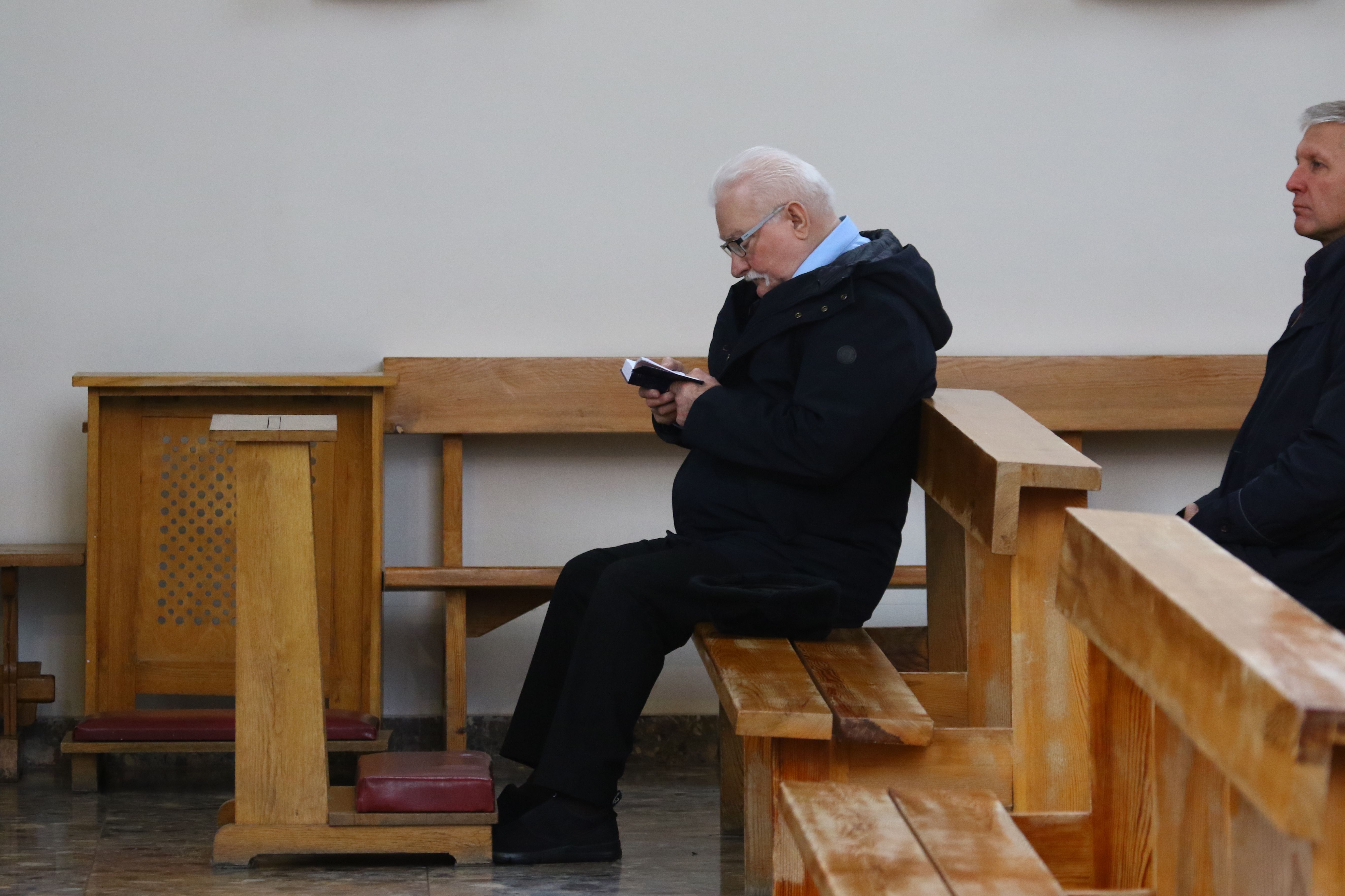 Przyłapaliśmy Lecha Wałęsę. "Grymas bólu" w Kościele
