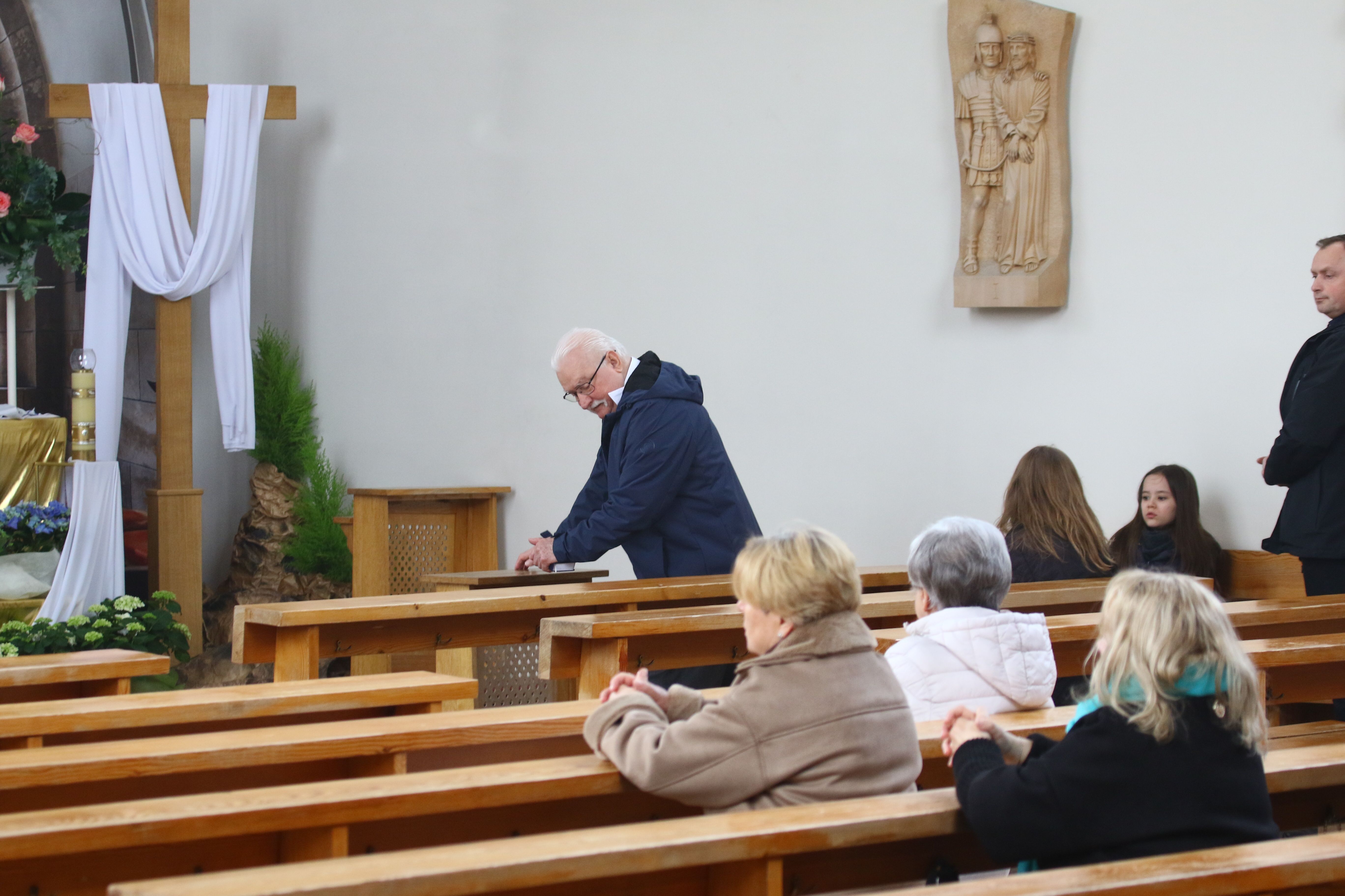 Przyłapaliśmy Lecha Wałęsę w Kościele na modlitwie. "Tym razem stało się coś, co nigdy wcześniej nie miało miejsca"