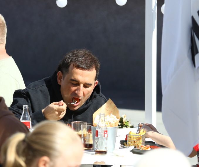 Tak Misiek Koterski spędza majówkę z synem. W restauracji doszło do niecodziennych scen