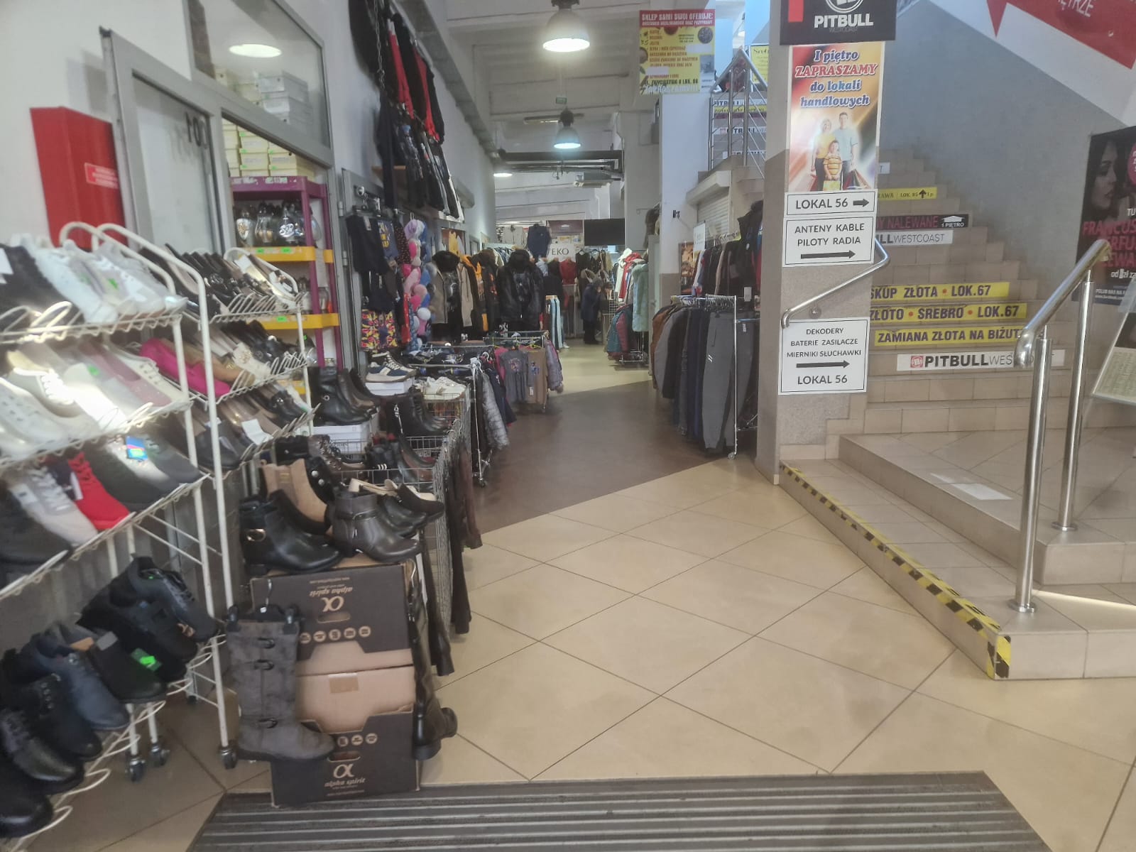 Nielegalne papierosy znów w modzie? Reporter sprawdza, jak łatwo kupić towar "spod lady"