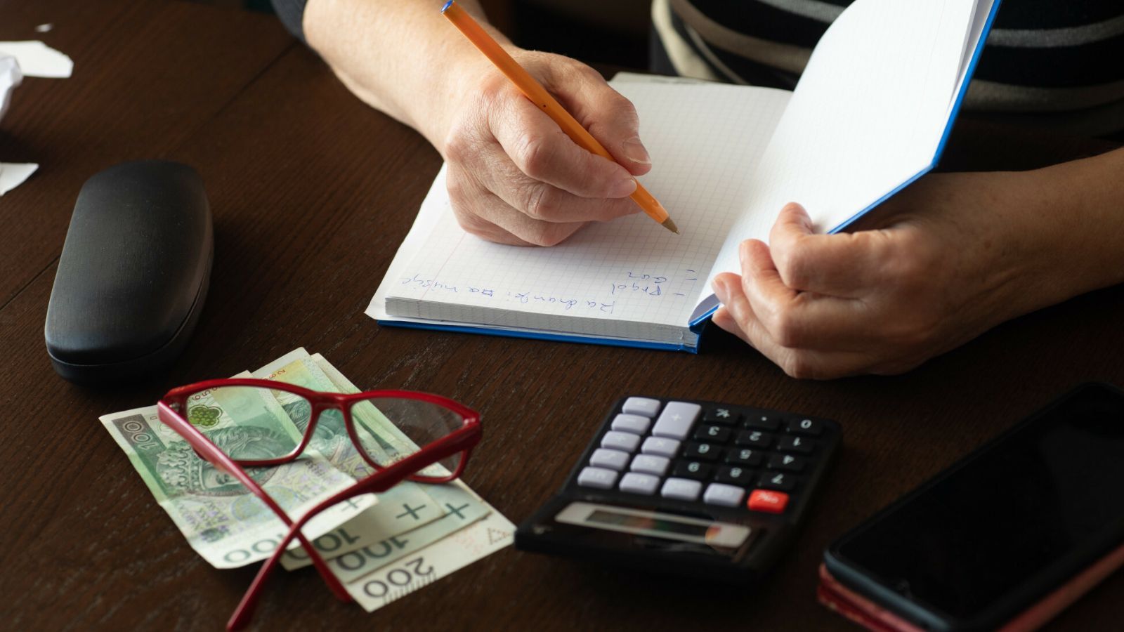 Seniorzy chętnie korzystają z tej ulgi w PIT. Zapominają o jednym, w tej sytuacji pieniądze trzeba zwrócić