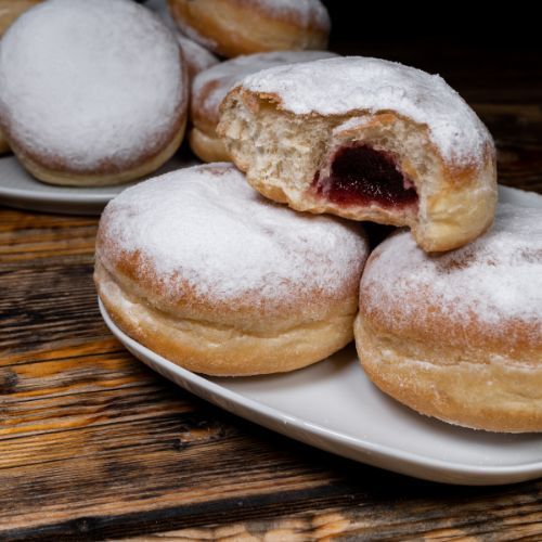 Pączki z nadzieniem posypane cukrem pudrem