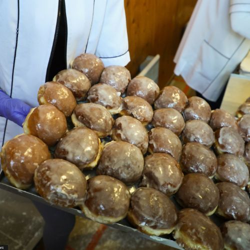 Pączki robione w cukierni