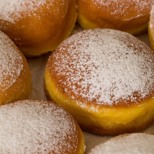 Pączki udekorowane cukrem pudrem