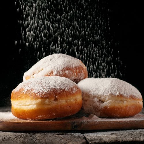 Pączki posypane cukrem pudrem