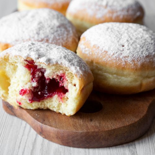 Pączki z różowym nadzieniem w środku