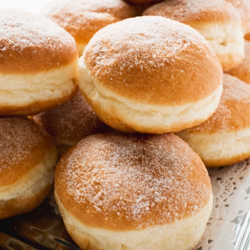 Pączki posypane cukrem pudrem