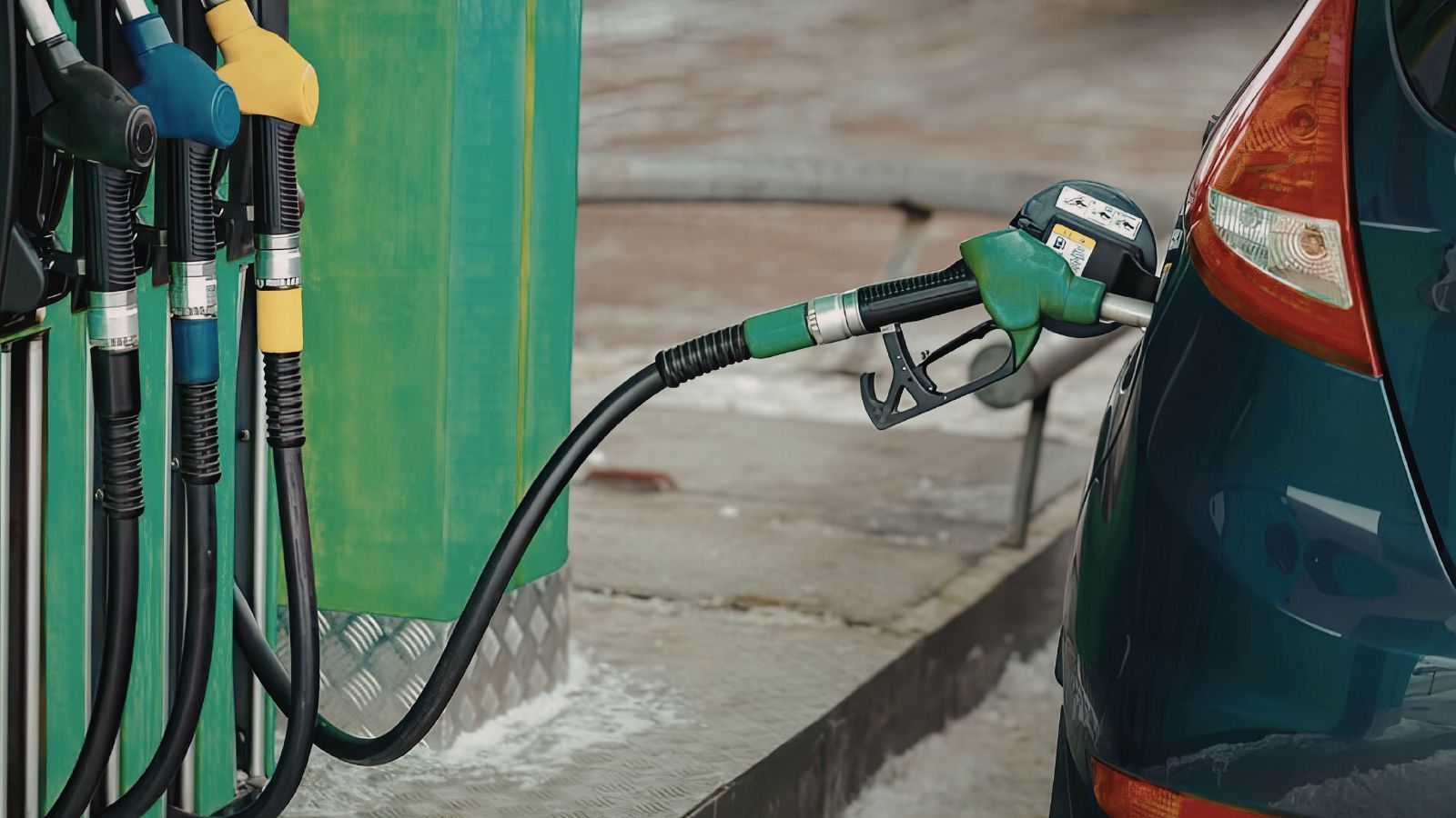 Zjeżdżają do Polski i "wysuszają" stacje. Rząd daje sygnał w sprawie limitów tankowania