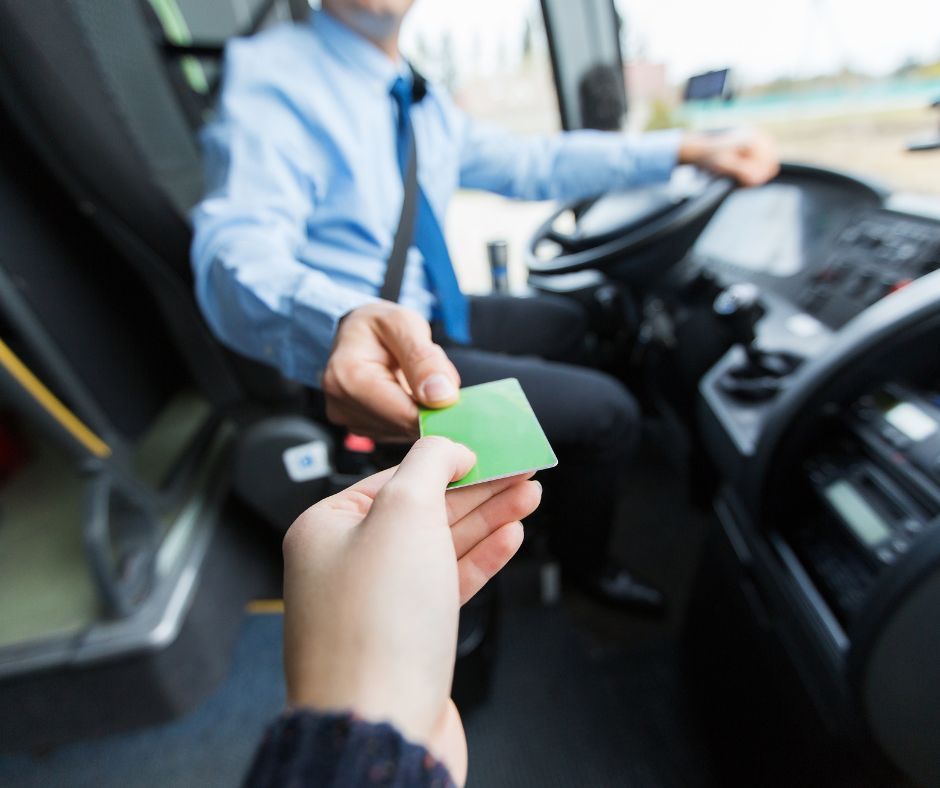 Pasażer podaje bilet kierowcy autobusu