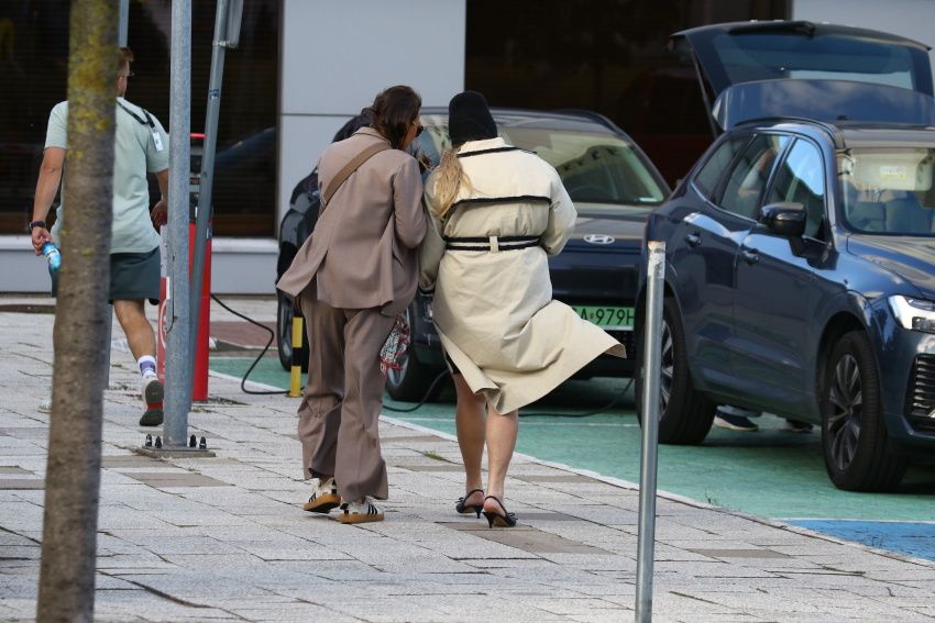 Katarzyna Niezgoda przyłapana przez paparazzi w zaskakującej stylizacji. Tak wygląda, jak myśli, że nikt nie widzi