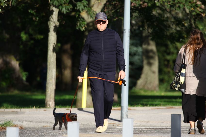 Katarzyna Niezgoda przyłapana przez paparazzi w zaskakującej stylizacji. Tak wygląda, jak myśli, że nikt nie widzi