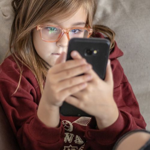 dziewczynka ze smartfonem Fot. Boris Hamer/Pexels.jpg
