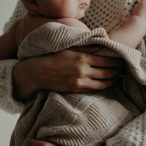 dziecko w ramionach Fot. Kristina Paukshtite/Pexels.jpg